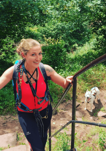 randonner en foret avec son chien